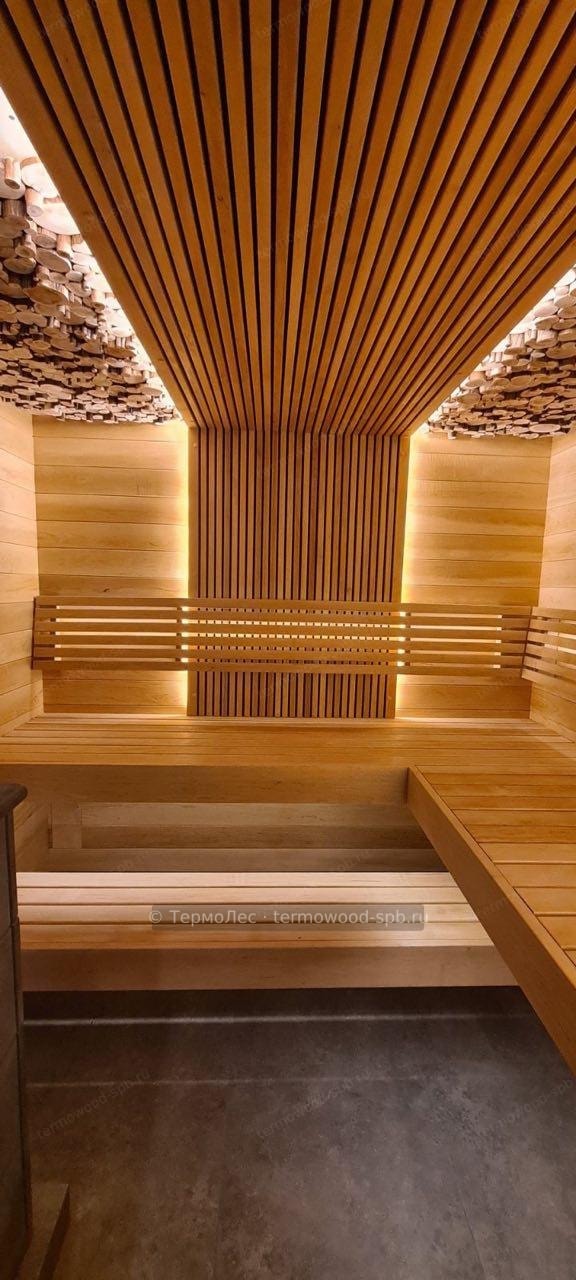 Парная, реечный потолок из термодерева